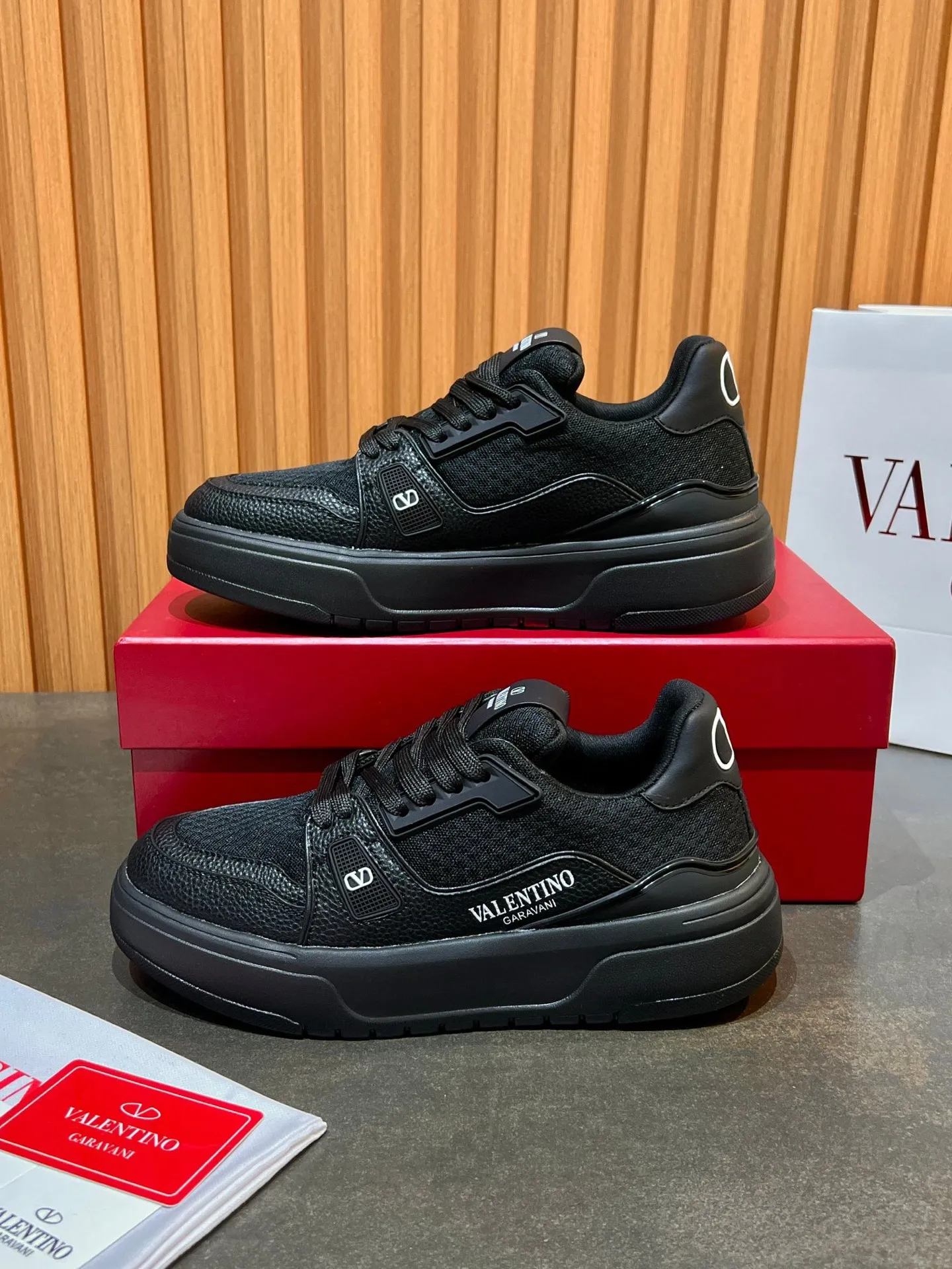 Men's men's shoes 💰640 VLNT Valentino 𝑶𝒏𝒆𝑺𝒕𝒖𝒅 Couple's sneakers series Valentino 2025 latest couple's sneakers, same style for celebrities, hot sale. Original ZP purchase and dismantling. Repeated pattern making and modification. Trying to restore 1:1 original version! Top luxury masterpiece, soft and comfortable, breathable and light, combines fashion and leisure, brings excellent and elegant texture and excellent on-foot comfort. Top purchasing version upper: imported high-end breathable mesh/original oil edge craftsmanship. Inner: imported mesh. Outsole: original development 𝐓𝐏𝐔 two-color combination outsole. Packaging: original configuration complete package. Code number: 35/44 (customized 45 46). Can be customized (self-labeled - no label) order.